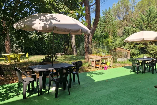 Terrasse ombragée et espace de détente