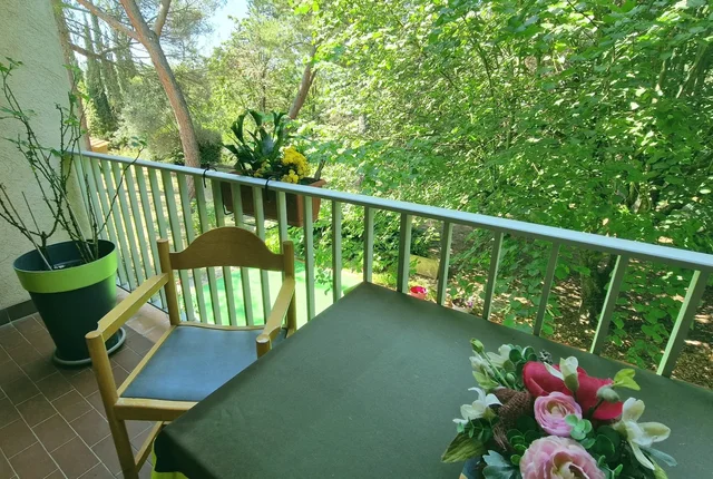 Balcon ouvert sur les arbres